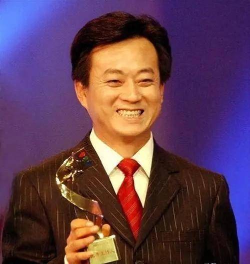 60岁朱军断崖衰老,被性侵案折磨5年的他,如今已走上另一条大道