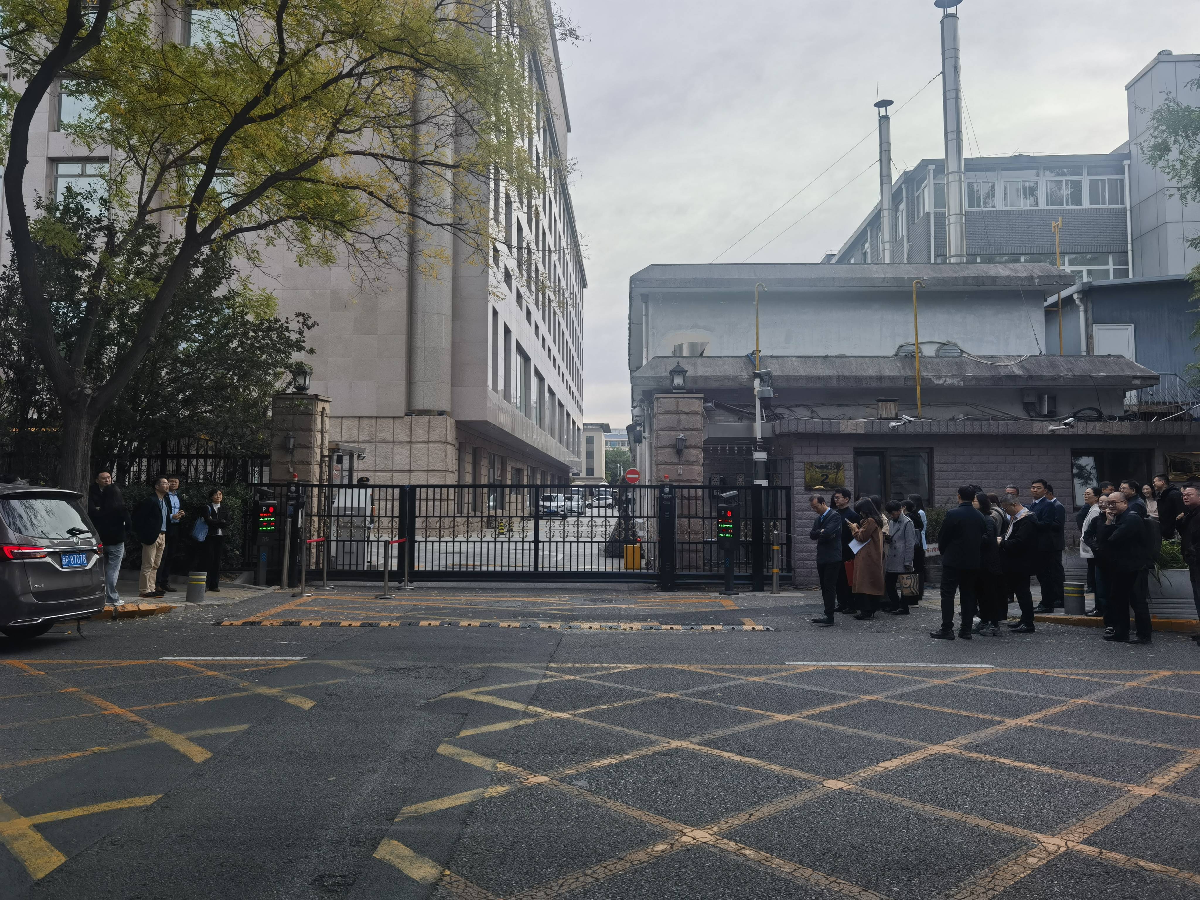 【现场】2024年医保国谈首日：默沙东、信达等开谈，代表称“谈判很简单在预期之内，专家态度很好”