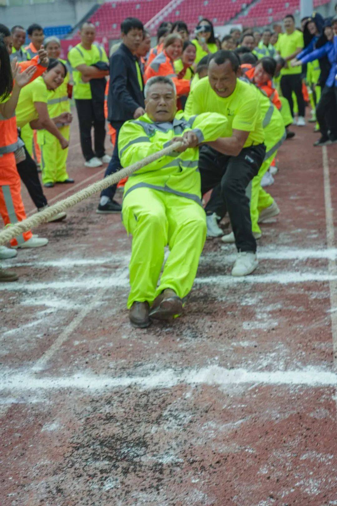 江西省第29个环卫工人节暨"优秀环卫工人"表彰大会在赣县区体育场圆满