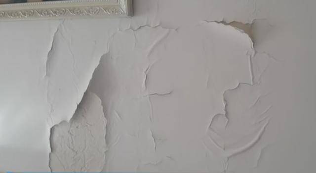 废弃多年自来水管突然喷水！西安一小区成了“水帘洞”