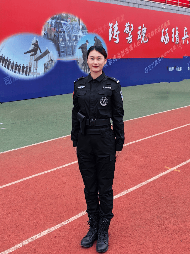 女警察照片全身图片