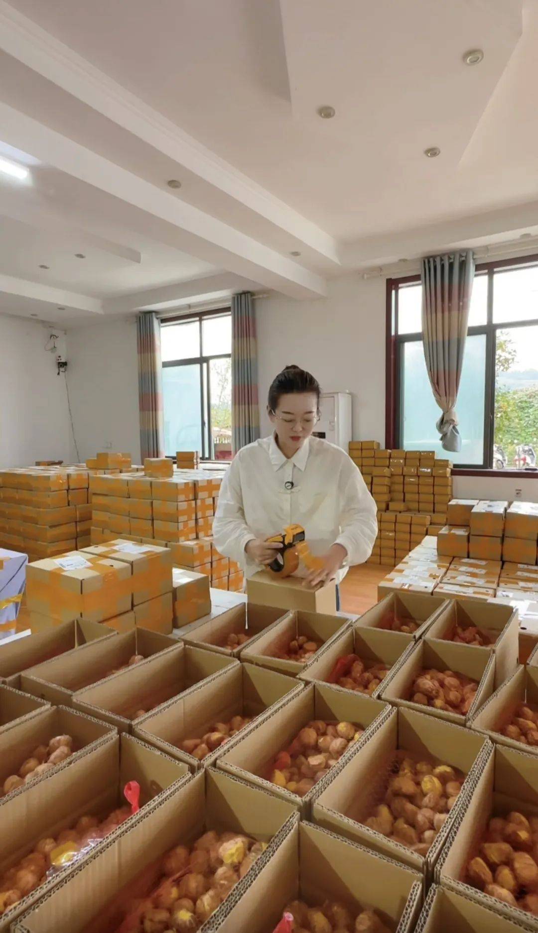 信阳90后小两口返乡直播卖板栗,一年跻身行业头部商家 信阳90后小两口返乡直播卖板栗,一年跻身行业头部商家