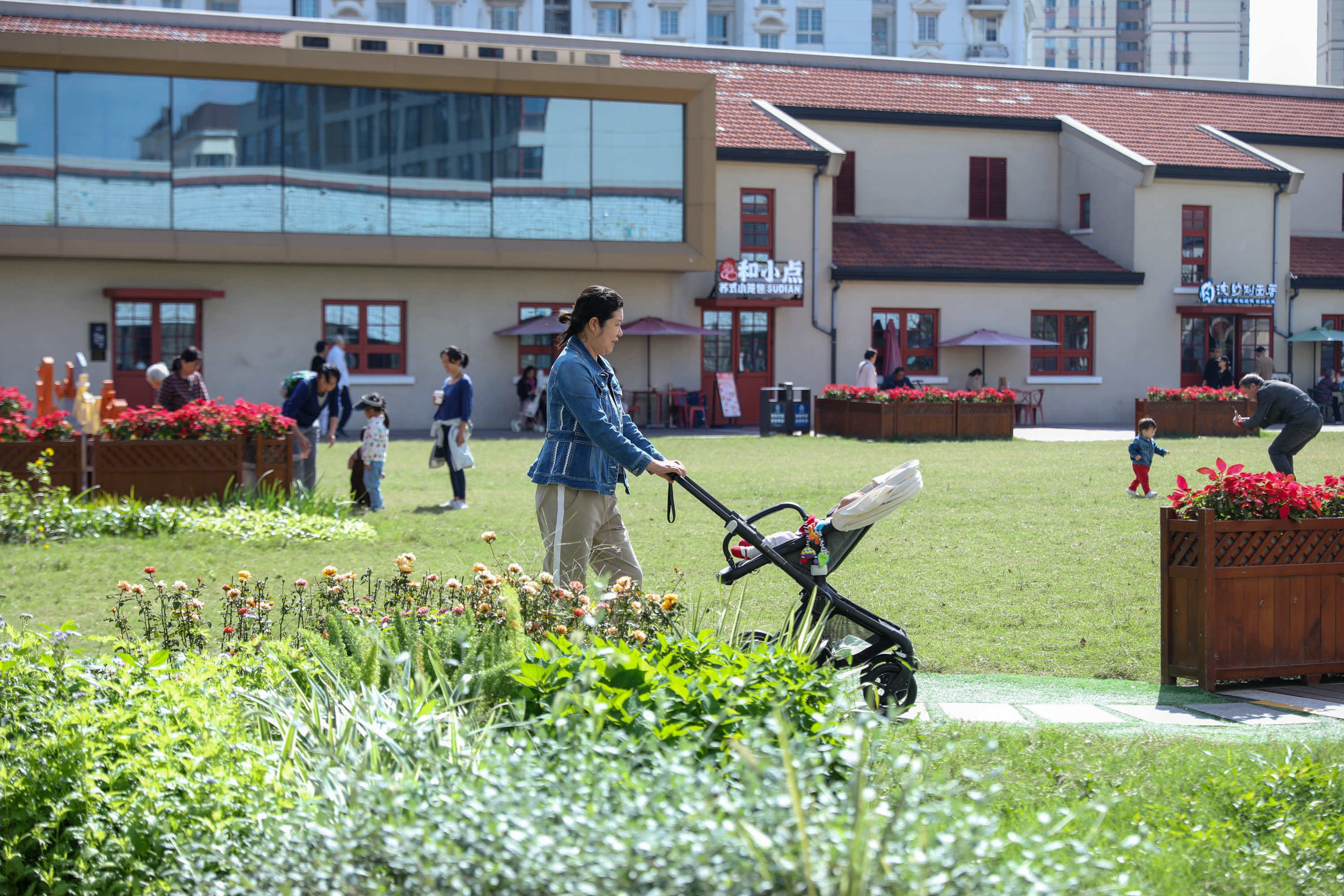 城市更新让昔日工人新村焕新成为"人民城市样板间"_街坊_上海市_祁骏