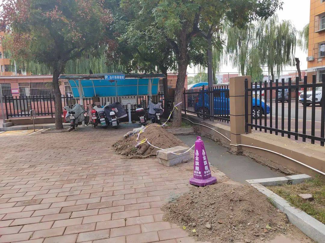 37000Cm威尼斯文明创建丨新兴东社区：新建便民车棚 为民服务“增温度”