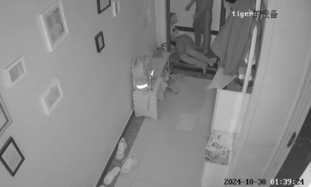 陕西咸阳一男子家暴挥刀砍妻！孩子用身体护住：爸爸我求你了，别打妈妈！