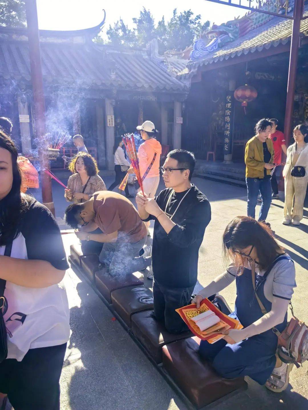 四阿哥何晟铭来城隍庙烧香拜神与粉丝亲切合影
