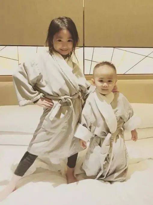 12岁甜馨"庆生照"美上热搜,当年无数网友的"表情包"如今长成了这样