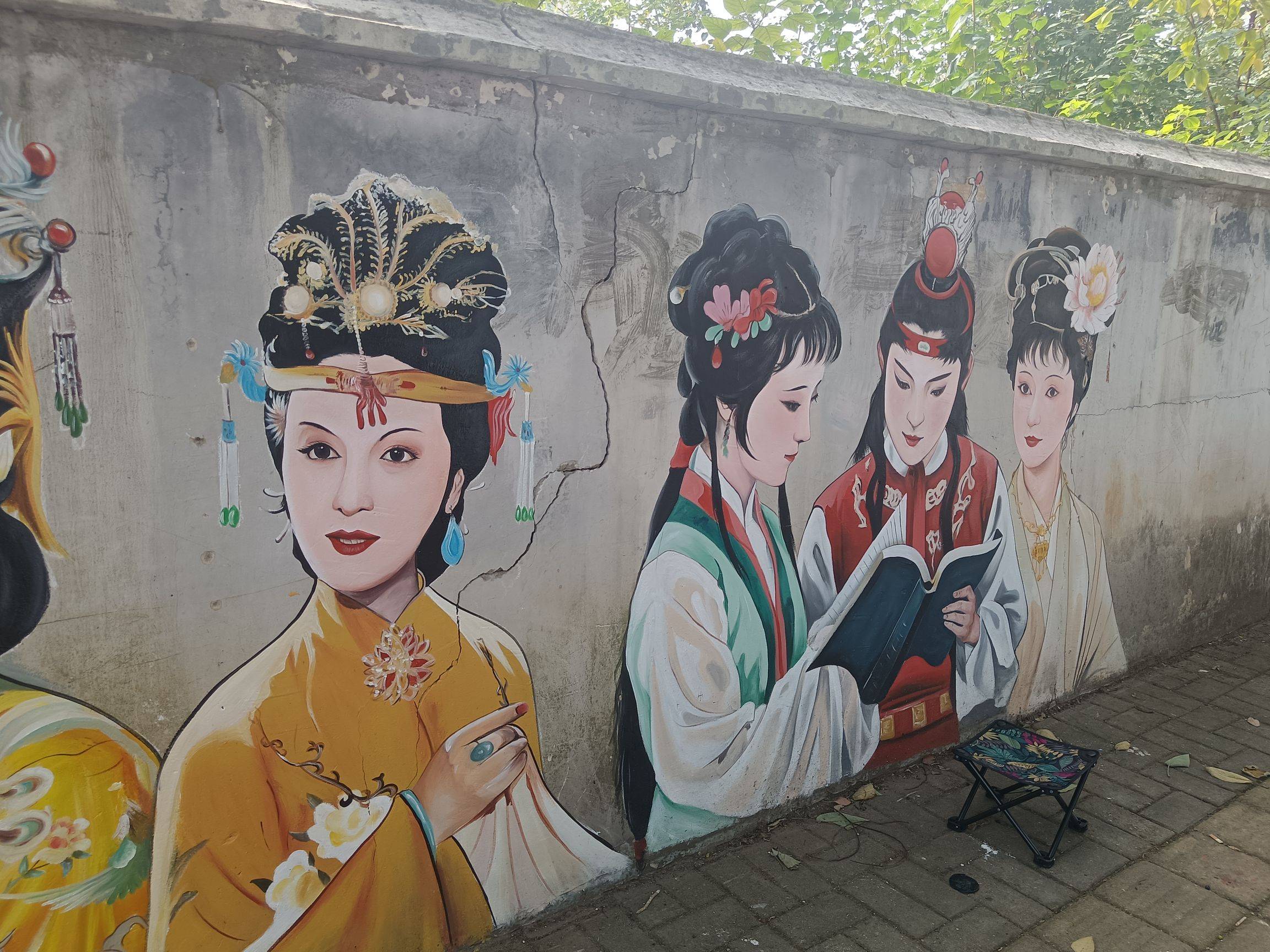 长沙又一打卡点!90后夫妻在路边旧墙绘《红楼》人物,每天上百人围观