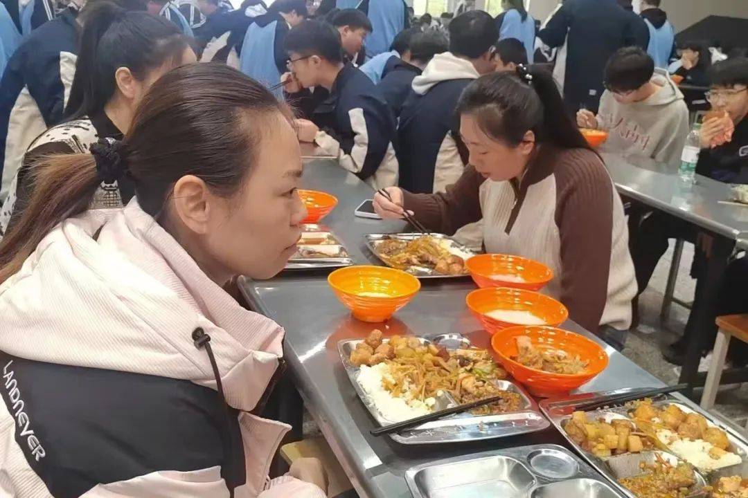 保定三中食堂图片