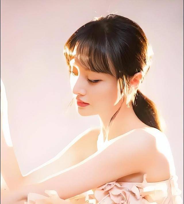 这一次,33岁现身美国"一脸憔悴"的郑爽,早已走上了一条不归路