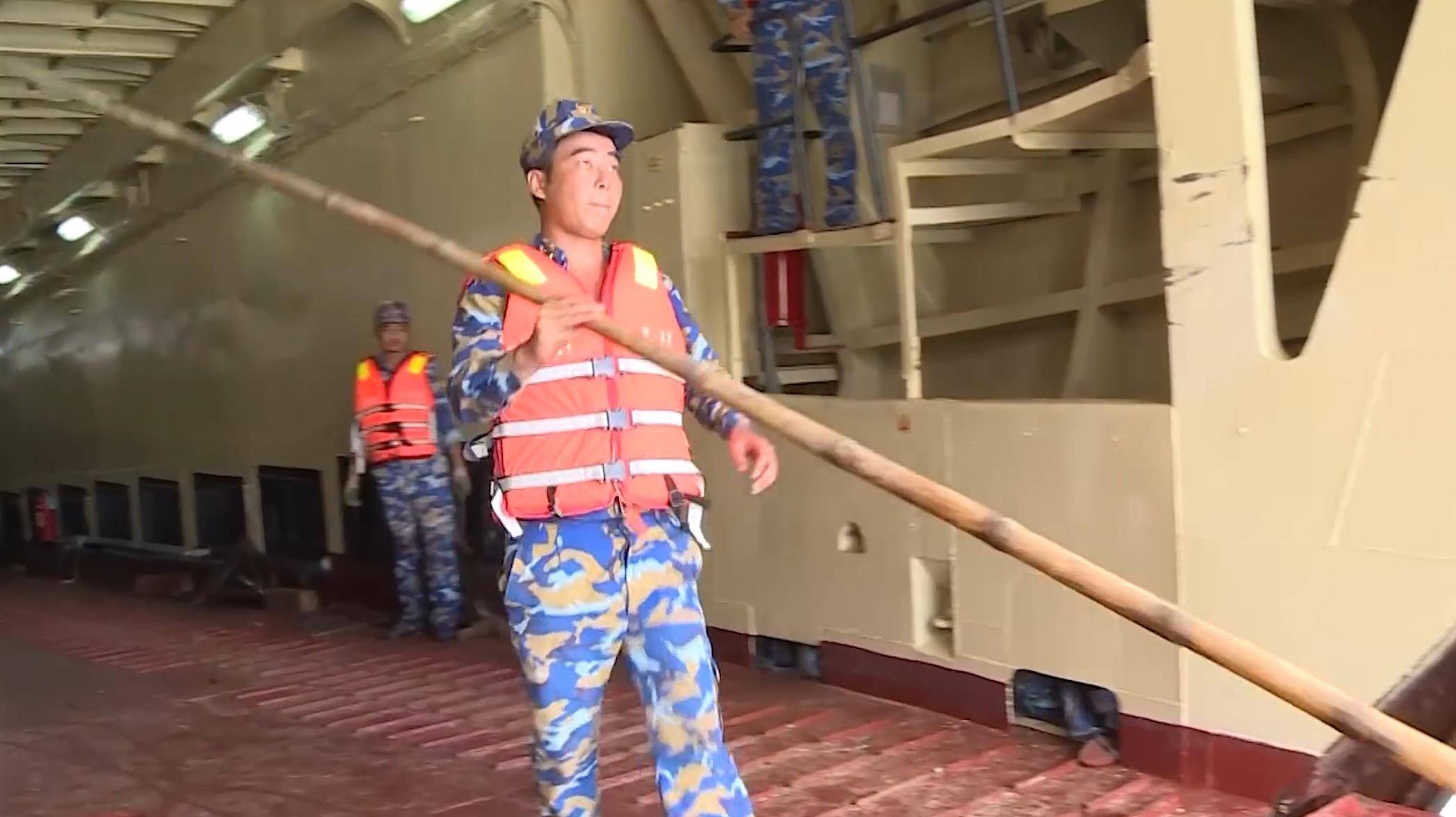 越南登陆舰演练向海岸投送战车,舱门一开先用竹竿测水深