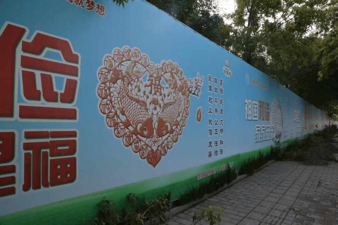 快看,路边的围挡有变化!