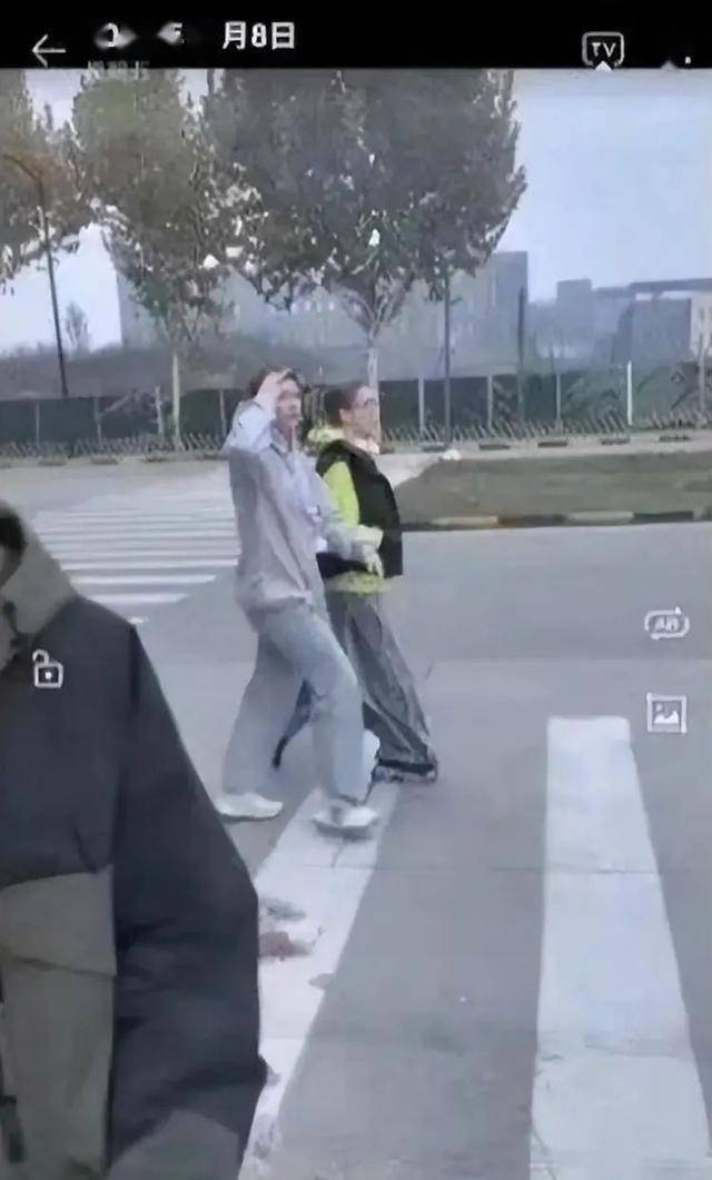 疑西工大两名女留学生歧视本校学生,竖中指做眯眯眼,用外语谩骂