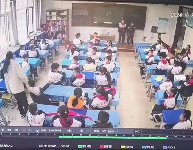 山东德州小学生踩脏地板遭两老师体罚“被打了20多个耳光”？PG电子平台校方回应→(图1)