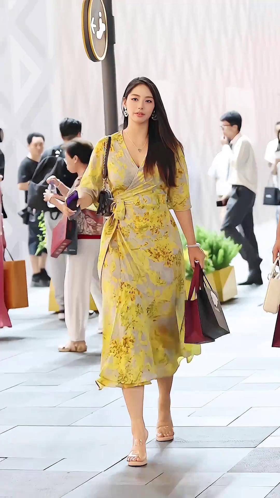 这才是微胖界的天花板了吧街拍美女 路人视角 微胖女生