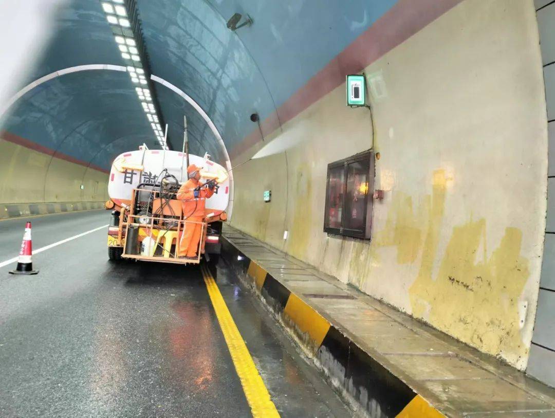 城市动脉如何‘手术’：揭秘道路施工背后的智慧革新