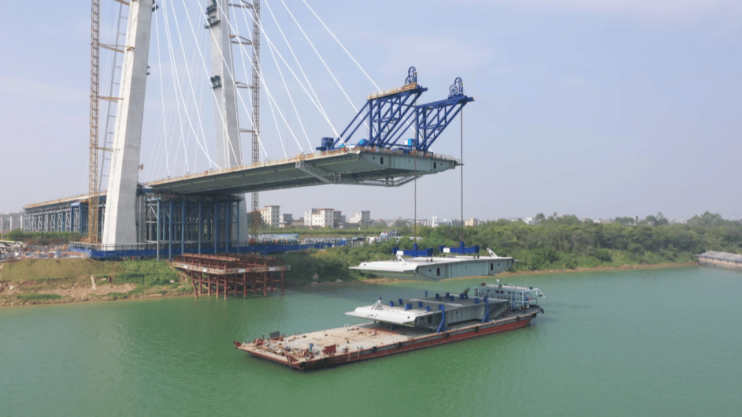 近日,碧波荡漾的浔江江面上,平容高速平南特大桥