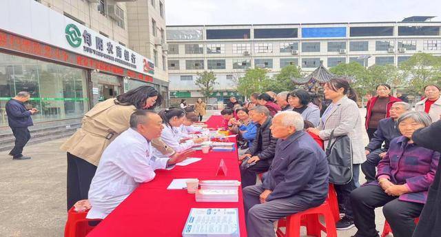 旬阳市甘溪镇:健康义诊进社区 服务群众零距离