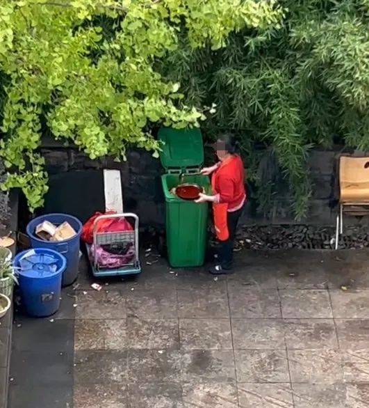 “隆江猪脚饭”店员从垃圾桶捞废油?官方通报:停业配合调查(图1)