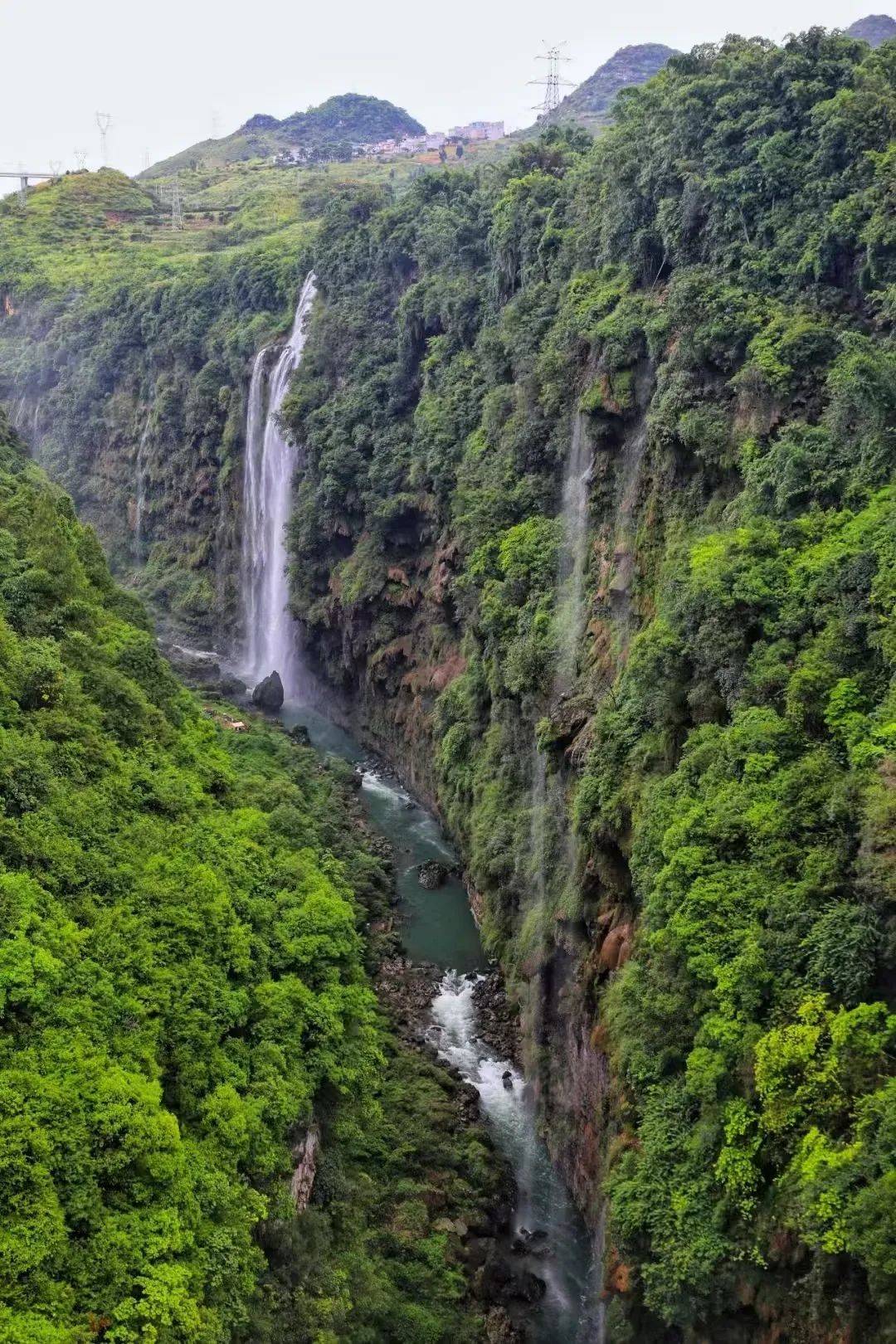 马岭河峡谷以其地缝嶂谷群瀑悬练碳酸钙壁挂而著名一眼望去10余条