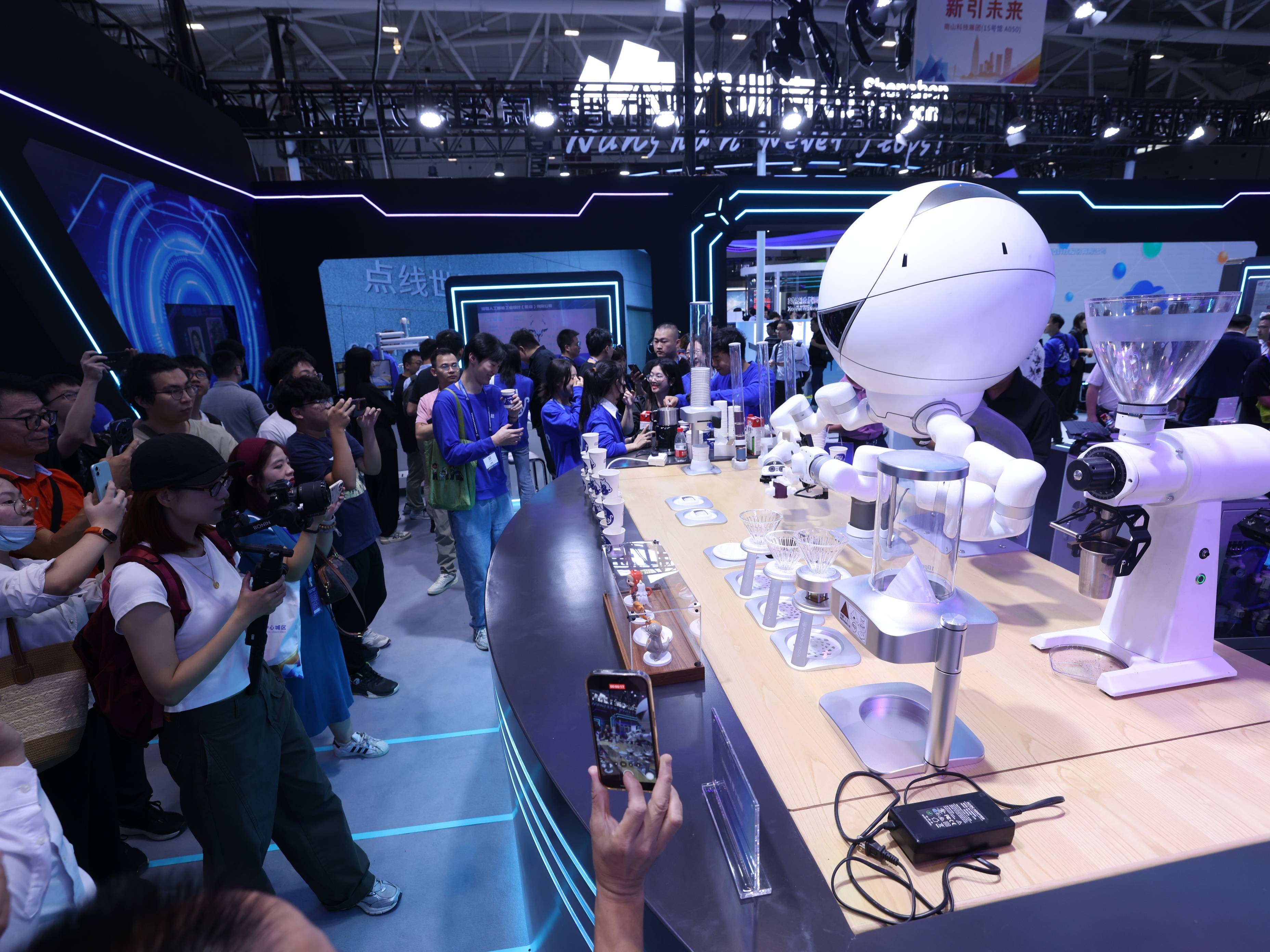 高交会的福田现象:一间"大平层",装满人工智能产业链_算法_深圳_郑