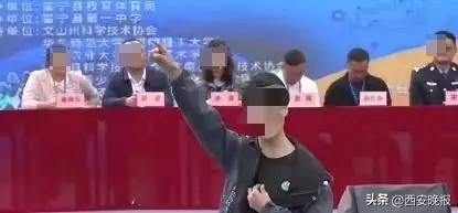“学校有钱请表演没钱修宿舍”？学生被当场拉走，当地通报