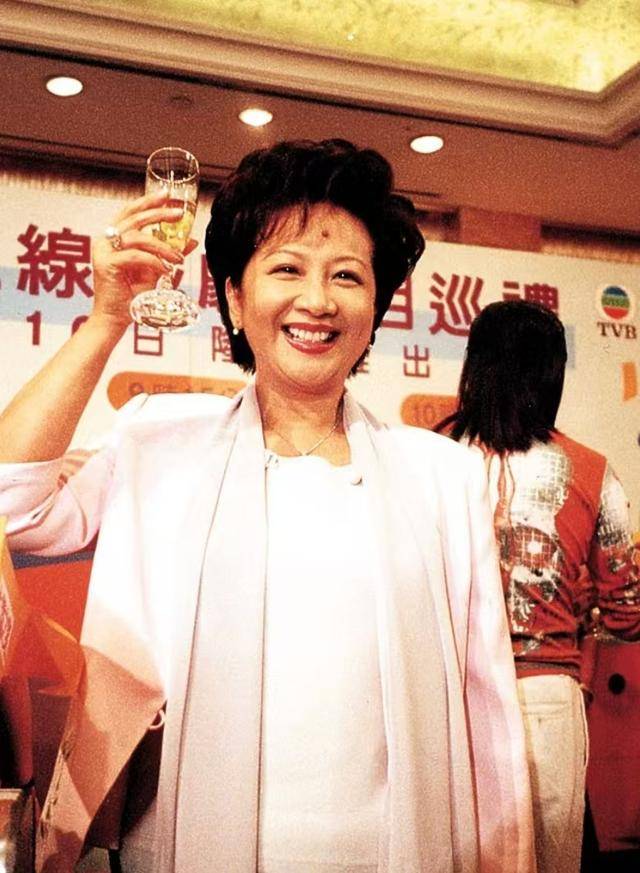那就肯定当属在周星驰电影《食神》中的表现,如今依旧是被大家津津