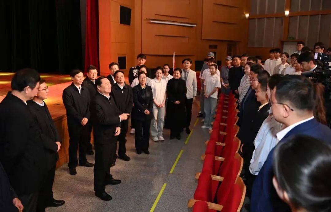 郝鹏在大连专题调研教育工作