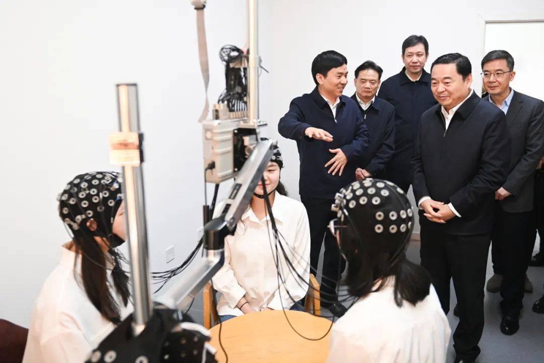 郝鹏在大连专题调研教育工作