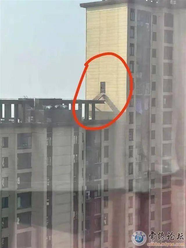 湖南常德一业主竟在28楼破墙开门搭梯，律师：最高可处100万元罚款