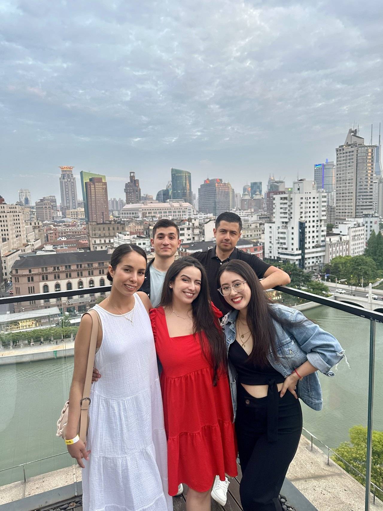 将五彩裙摆在上海甩起,这位墨西哥女孩有点酷