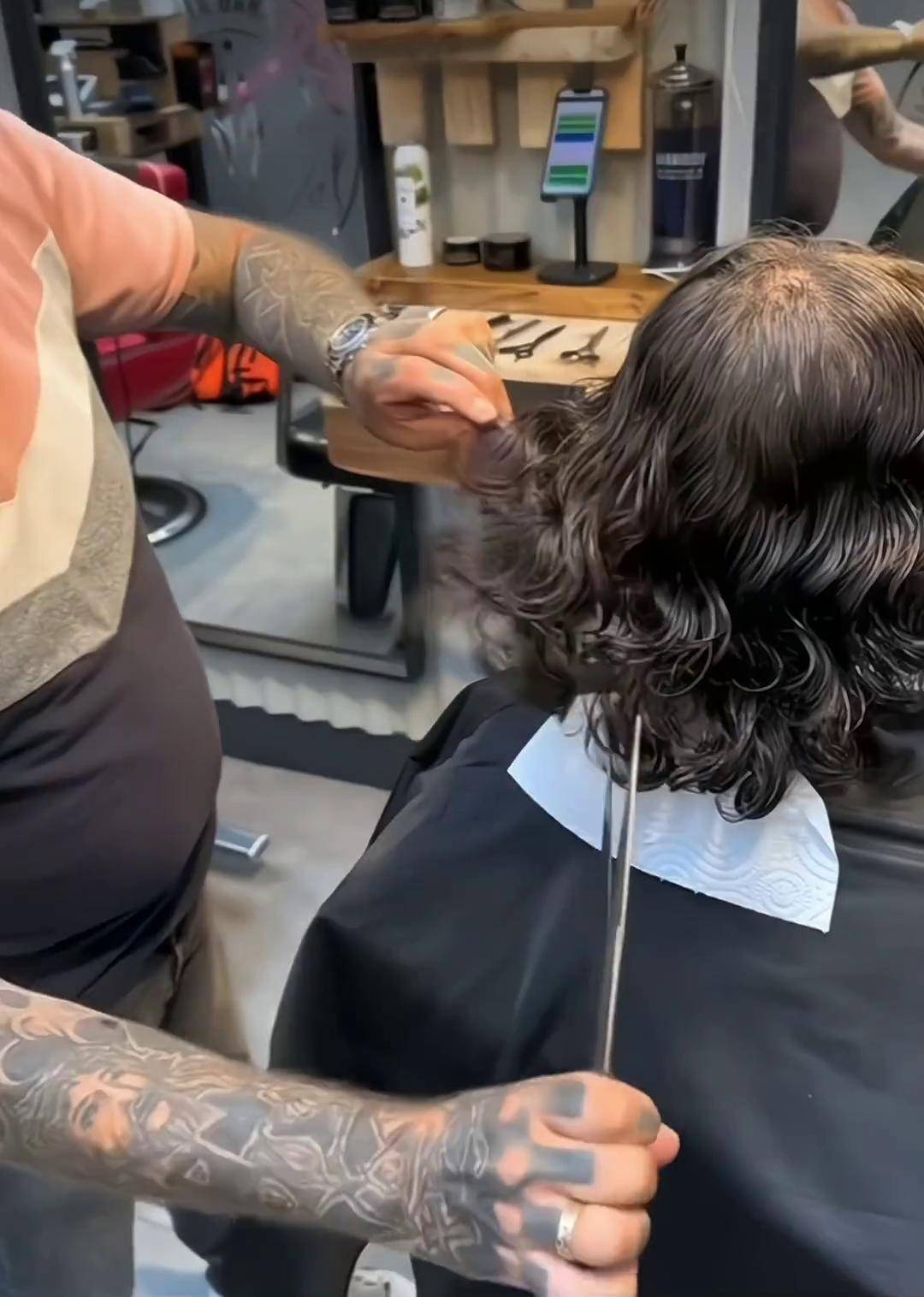 剪头发这得用这大剪刀速度快效率高头发就得这样搞人气美发店推荐简单