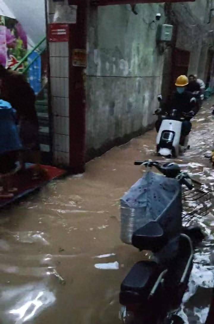 西安朱雀大街自来水管爆裂 “事发凌晨4时许 水柱喷出约3米高”(图1)