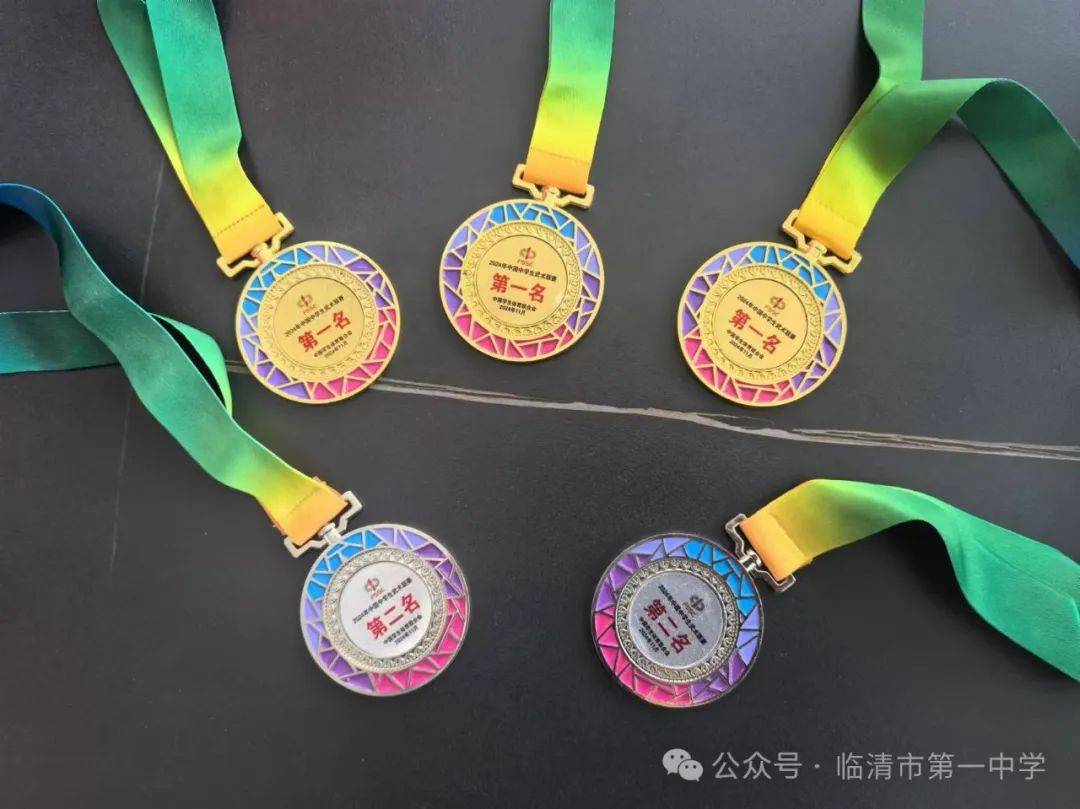 在本次全国武术比赛中,我校共荣获三金,两银的优异成绩,奖牌数,奖牌