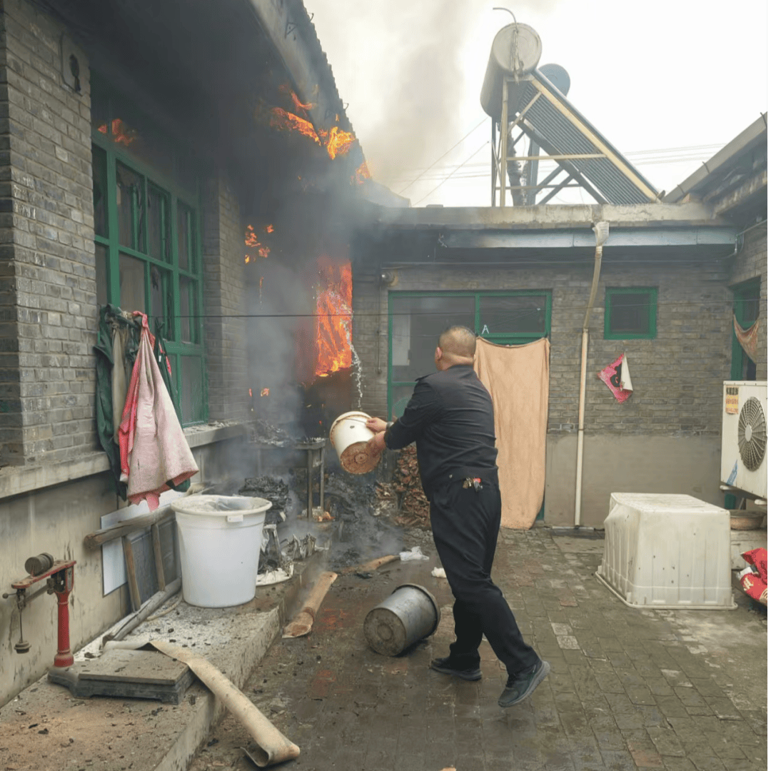 山西一居民院内着火!蔓延至房顶!