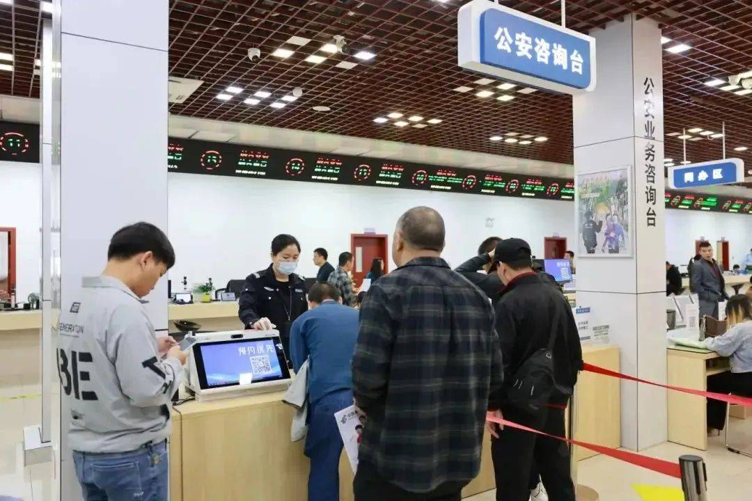 【别忘了换】第一批陆续期满 年底将迎二代身份证换证高峰_搜狐网