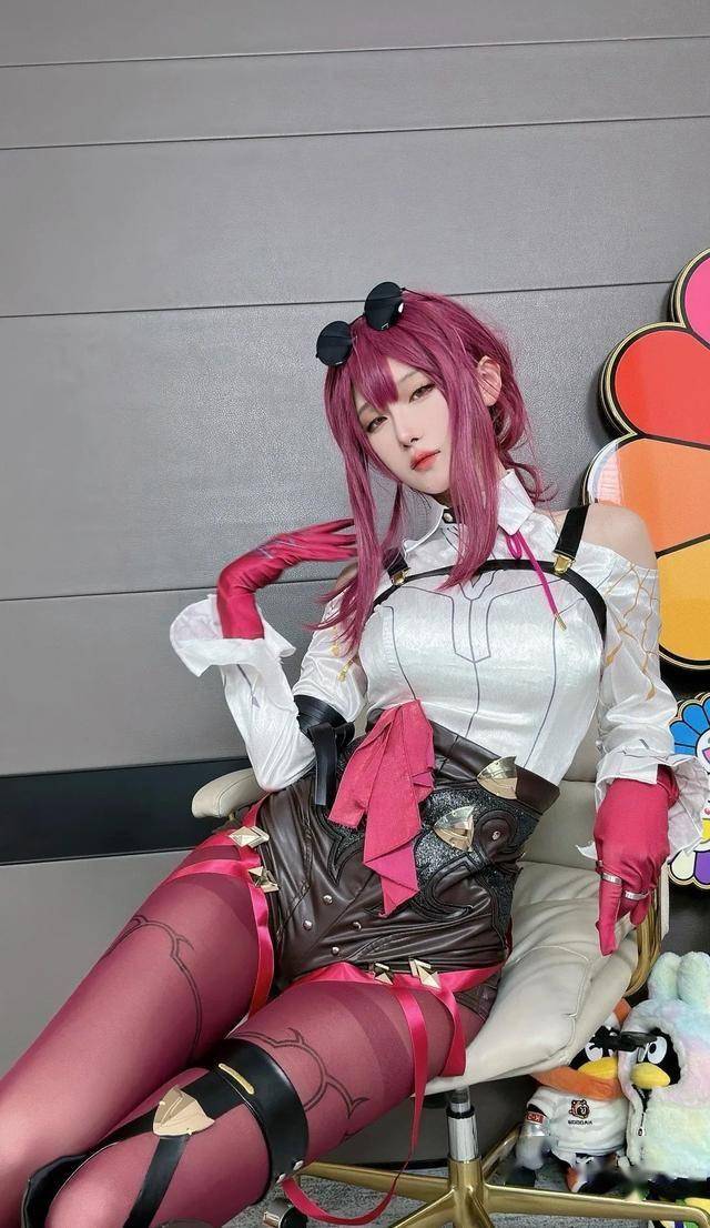 腐团儿cos卡芙卡,紧身皮裤,红色丝袜,绝世容颜!