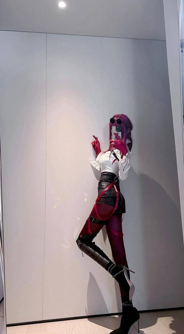 腐团儿之所以能够如此完美地cos卡芙卡,除了她天生的