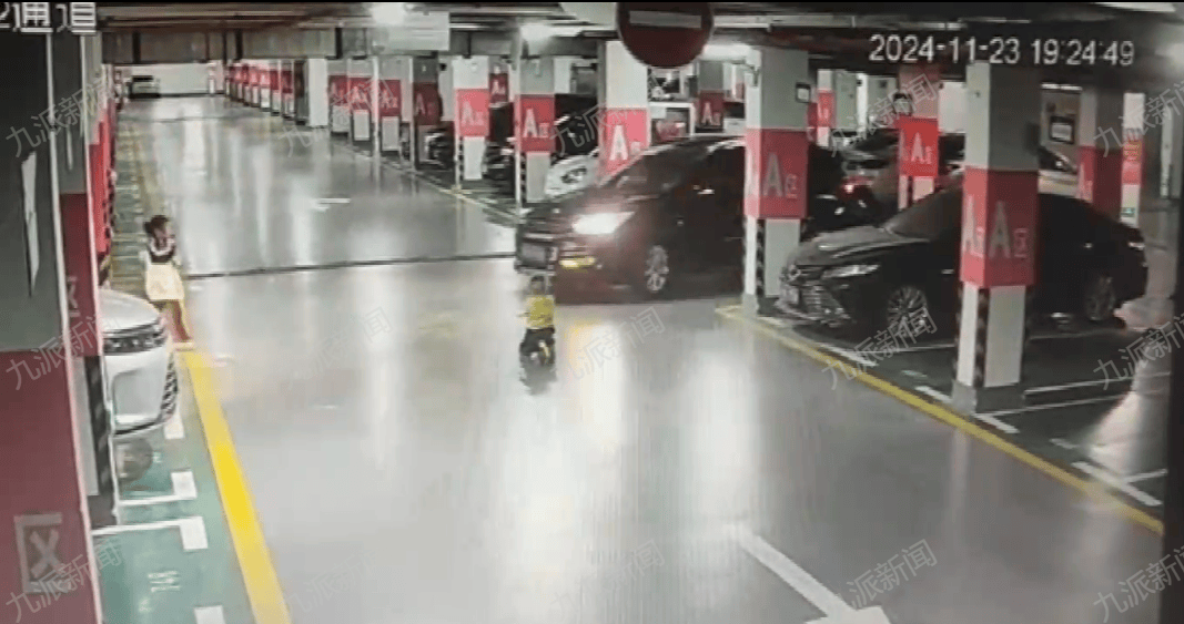 2岁儿童在地下车库玩耍遭碾压身亡，小区物业：曾多次提醒业主，勿让小孩在地库玩耍_手机搜狐网