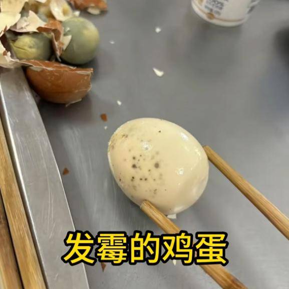 苏州一学校被曝学生宿舍环境脏乱差，食堂有发霉鸡蛋？校方回应(图2)