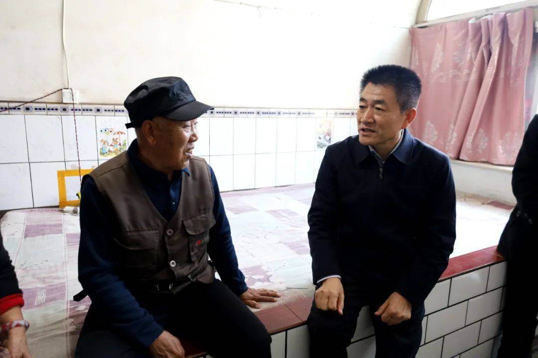 张鹏耀先后来到郭家河村脱贫户房西旺,温全旺,温乃