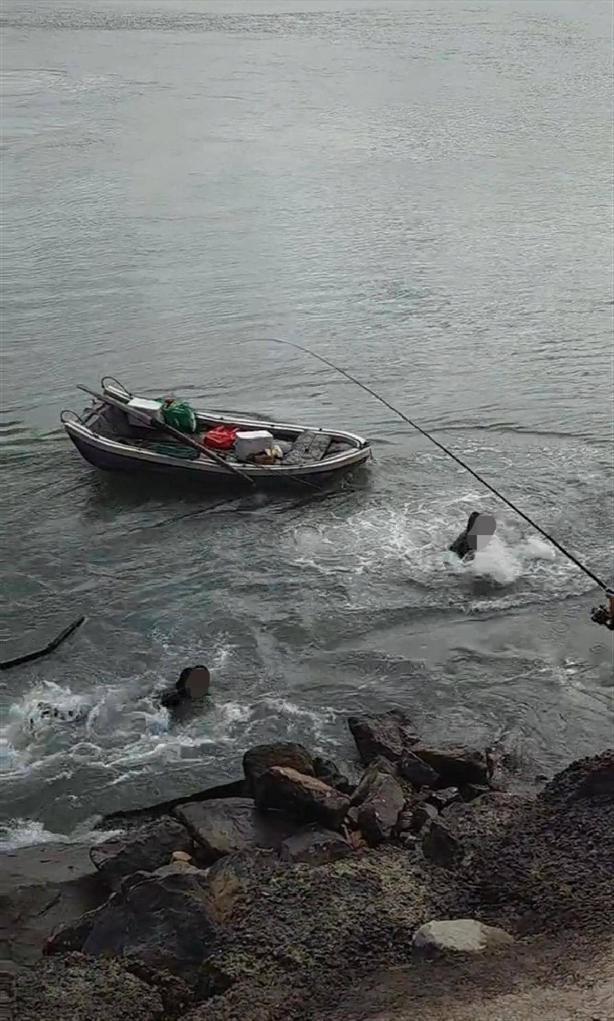 福建霞浦两人出海钓鱼遇涨潮跳水求生，当地：一人游上岸了，另一人被冲走仍在搜救