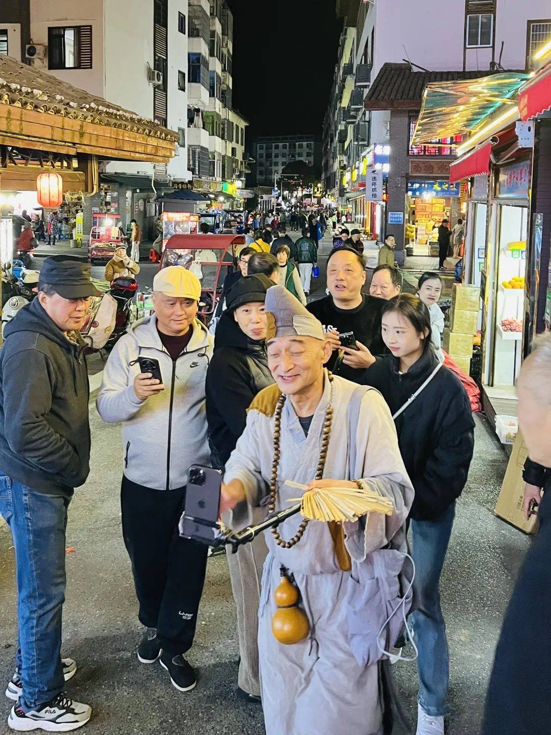 街头惊现"济公活佛"?抖音网红花式畅游温汤小镇!