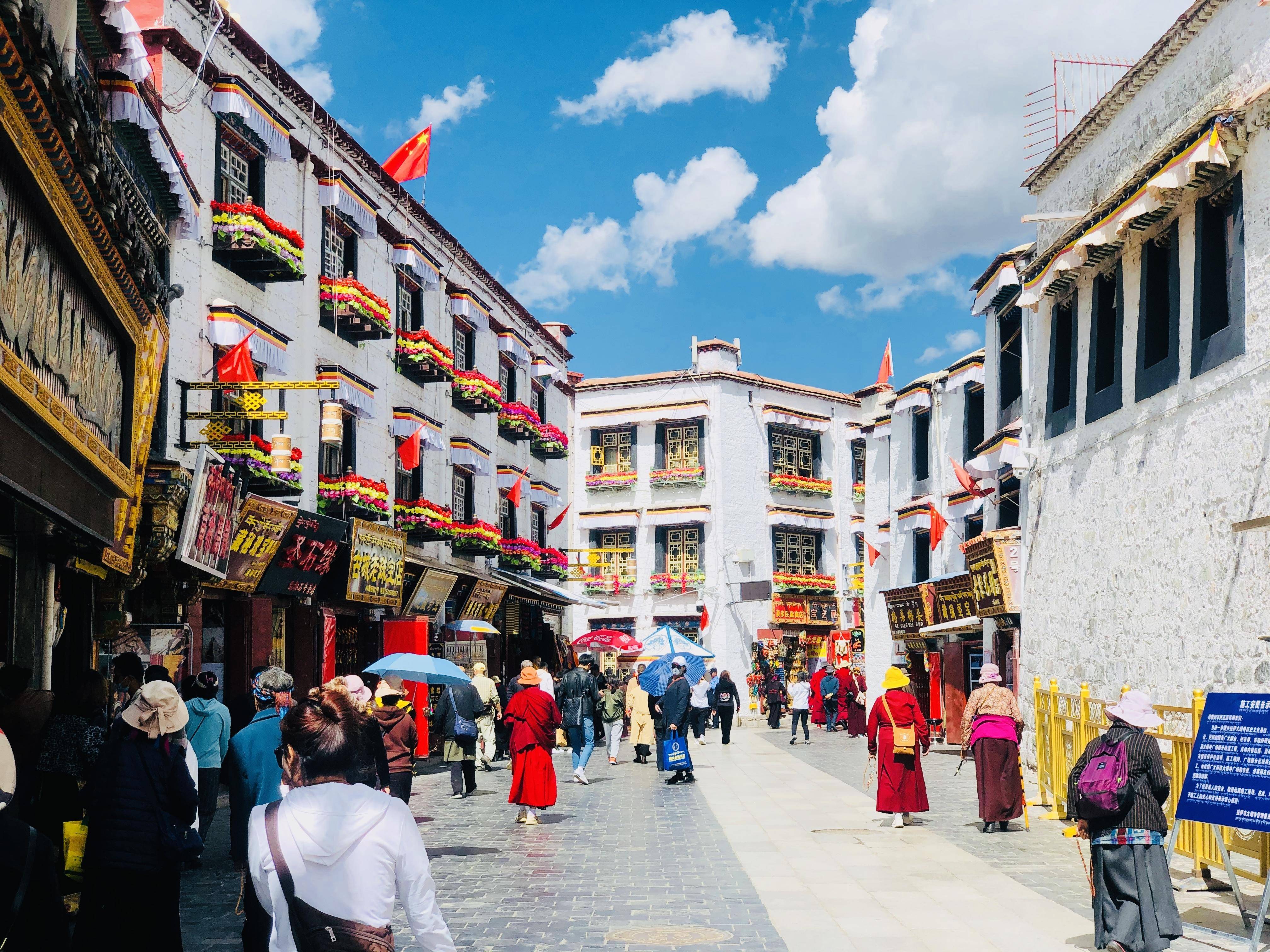 "八廓",在藏语中意为"中圈",是一个围绕大昭寺形成的圆形街道