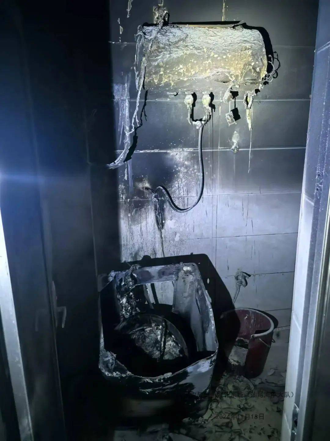 梅陇镇一住宅发生火情,起火物为热水器