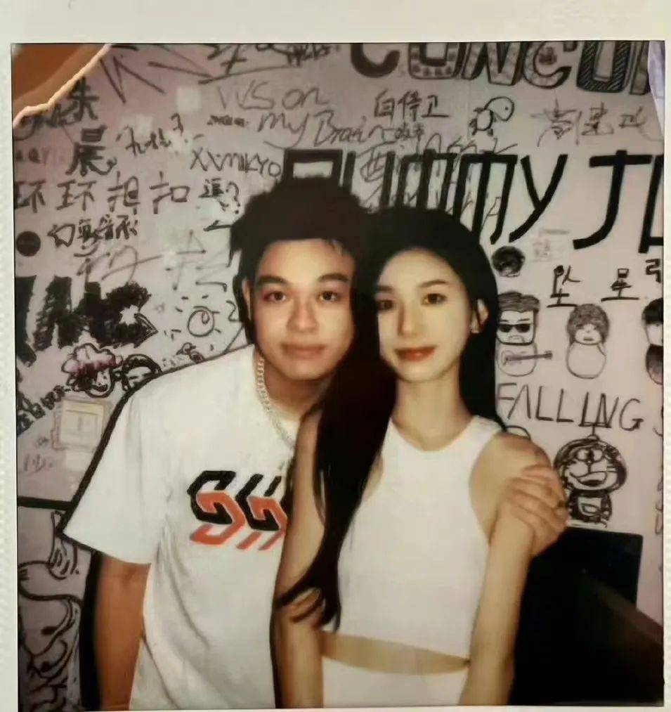 网红周大闪电老婆图片