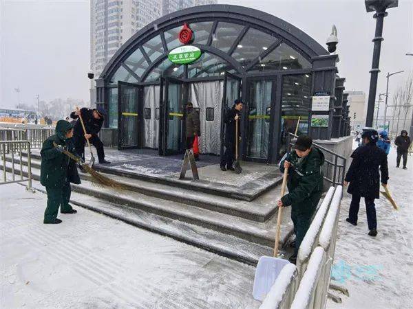 2000余人昼夜奋战！哈市78座地铁车站256个出入口积雪全部清运干净