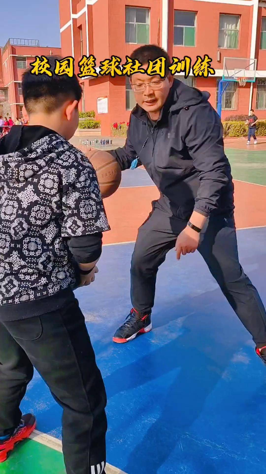 被老师强行打篮球视频（被老师强行打篮球视频播放） 被老师强行打篮球视频（被老师强行打篮球视频播放）《训练被老师打》 篮球资讯