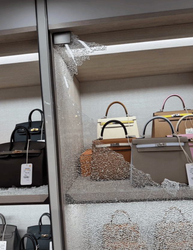 香港一奢侈品店66个爱马仕被抢,价值近千万!3名歹徒破门闯入砸烂展柜,监控曝光 香港一奢侈品店66个爱马仕被抢,价值近千万!3名歹徒破门闯入砸烂展柜,监控曝光