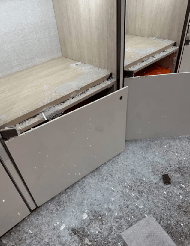 香港一奢侈品店66个爱马仕被抢,价值近千万!3名歹徒破门闯入砸烂展柜,监控曝光 香港一奢侈品店66个爱马仕被抢,价值近千万!3名歹徒破门闯入砸烂展柜,监控曝光